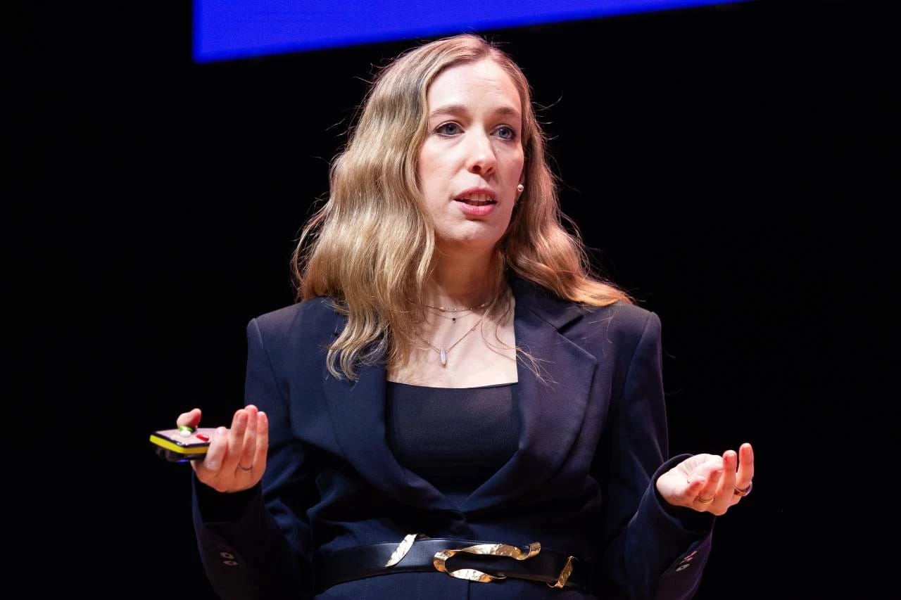 Laura Isús, CEO of Made of Genes, presenting at Sports Tomorrow Congress